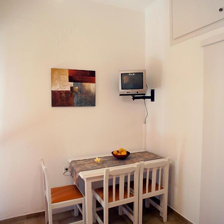 Nikolas Suites Kato Daratso Bilik gambar