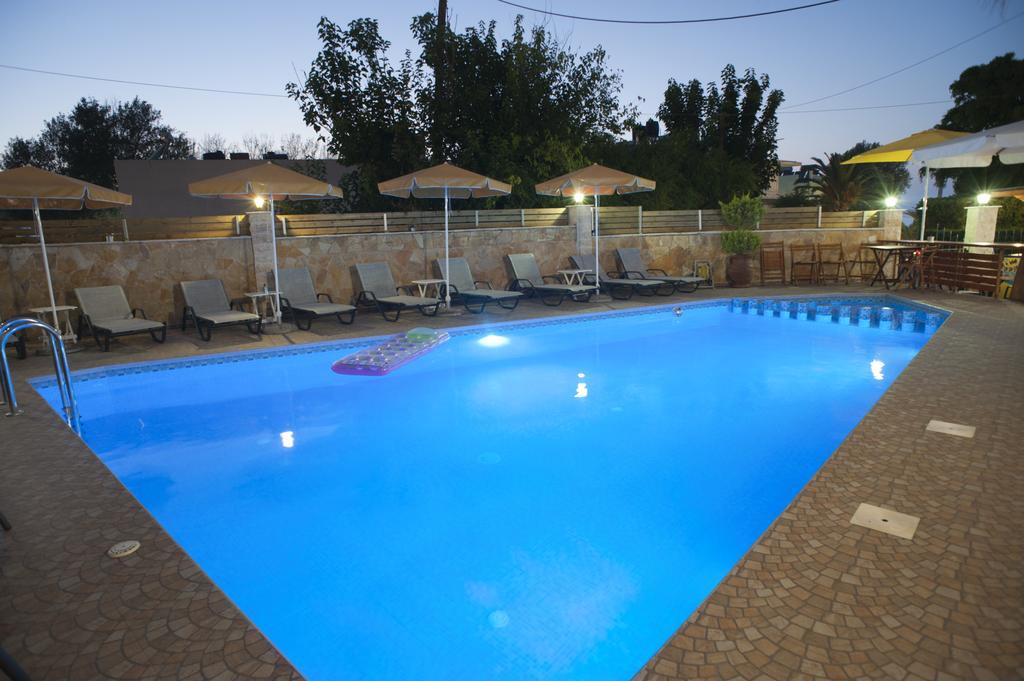 Nikolas Suites Kato Daratso Luaran gambar