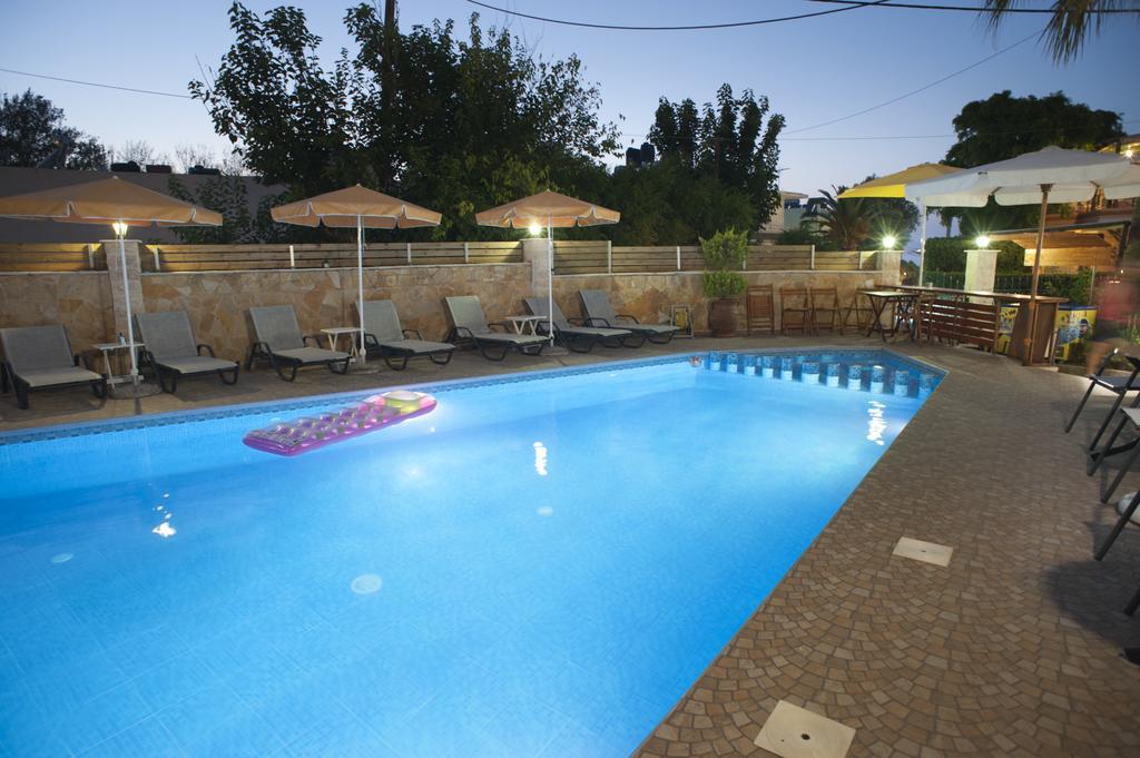Nikolas Suites Kato Daratso Luaran gambar