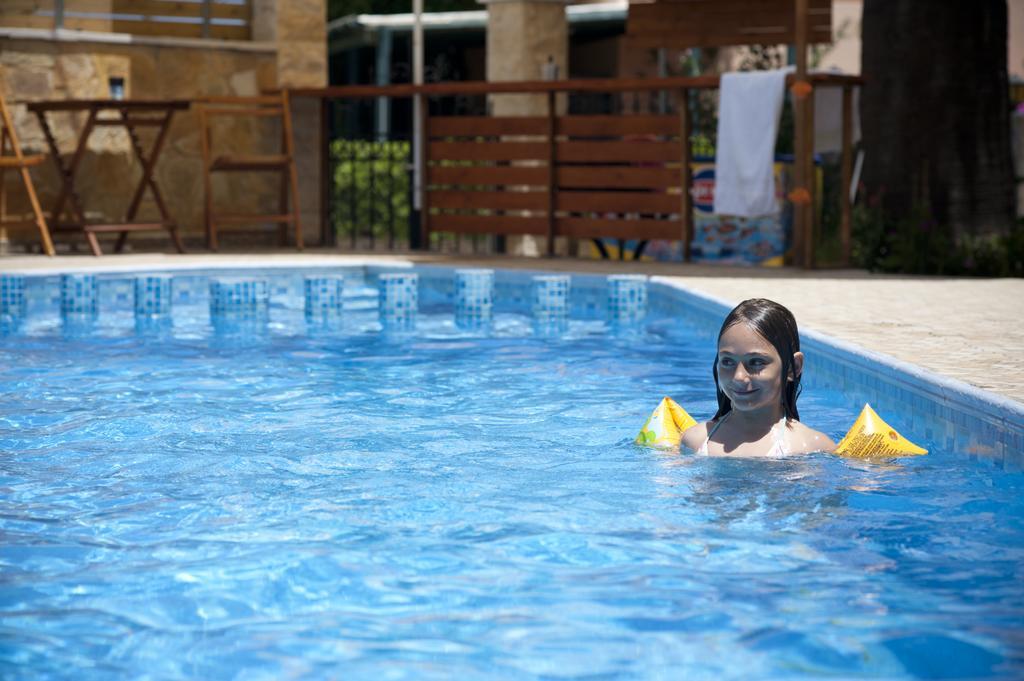 Nikolas Suites Kato Daratso Luaran gambar