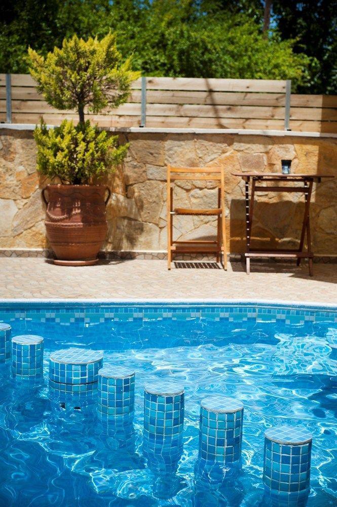 Nikolas Suites Kato Daratso Luaran gambar