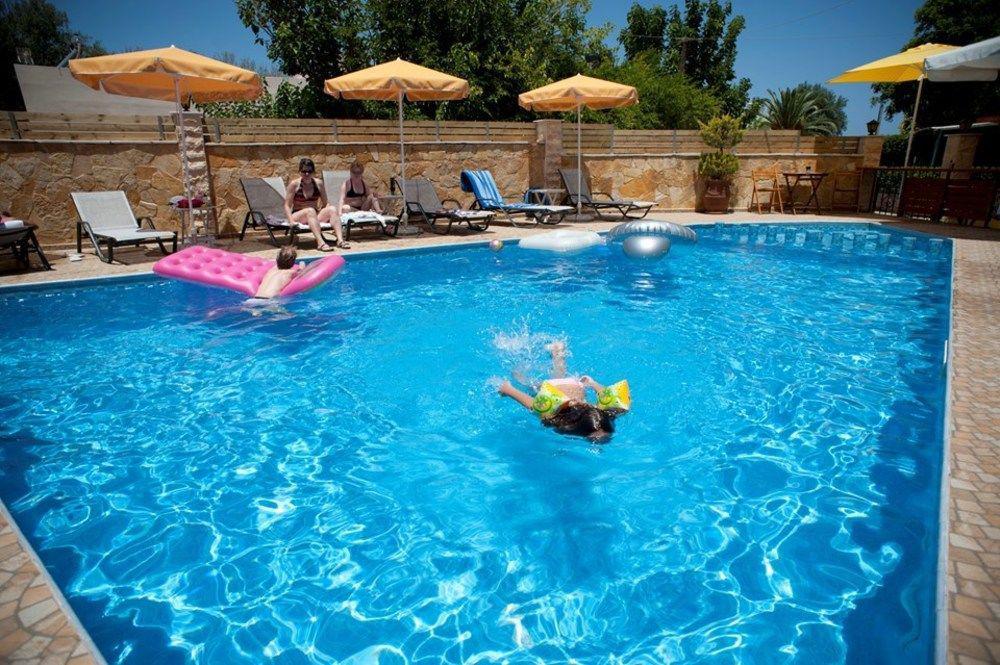 Nikolas Suites Kato Daratso Luaran gambar